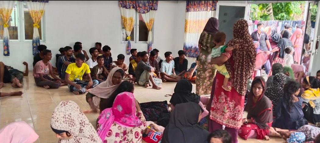 Ratusan-pengungsi-Rohingya-diamankan-di-kantor-Camat-Pantai-Labu.jpg
