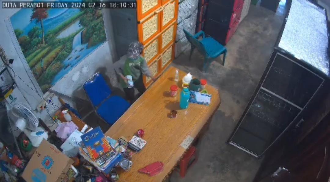 Rekaman-CCTV-diduga-anak-laki-laki-mencuri-uang-Rp-10-jut.jpg