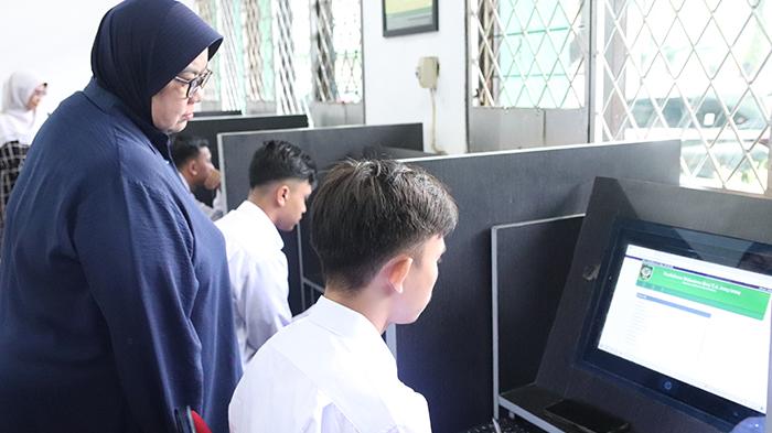 Rektor-UISU-melihat-langsung-proses-pelaksanaan-Ujian-CBT-Calon-Mahasiswa-Fakultas-Kedokteran-UISU.jpg