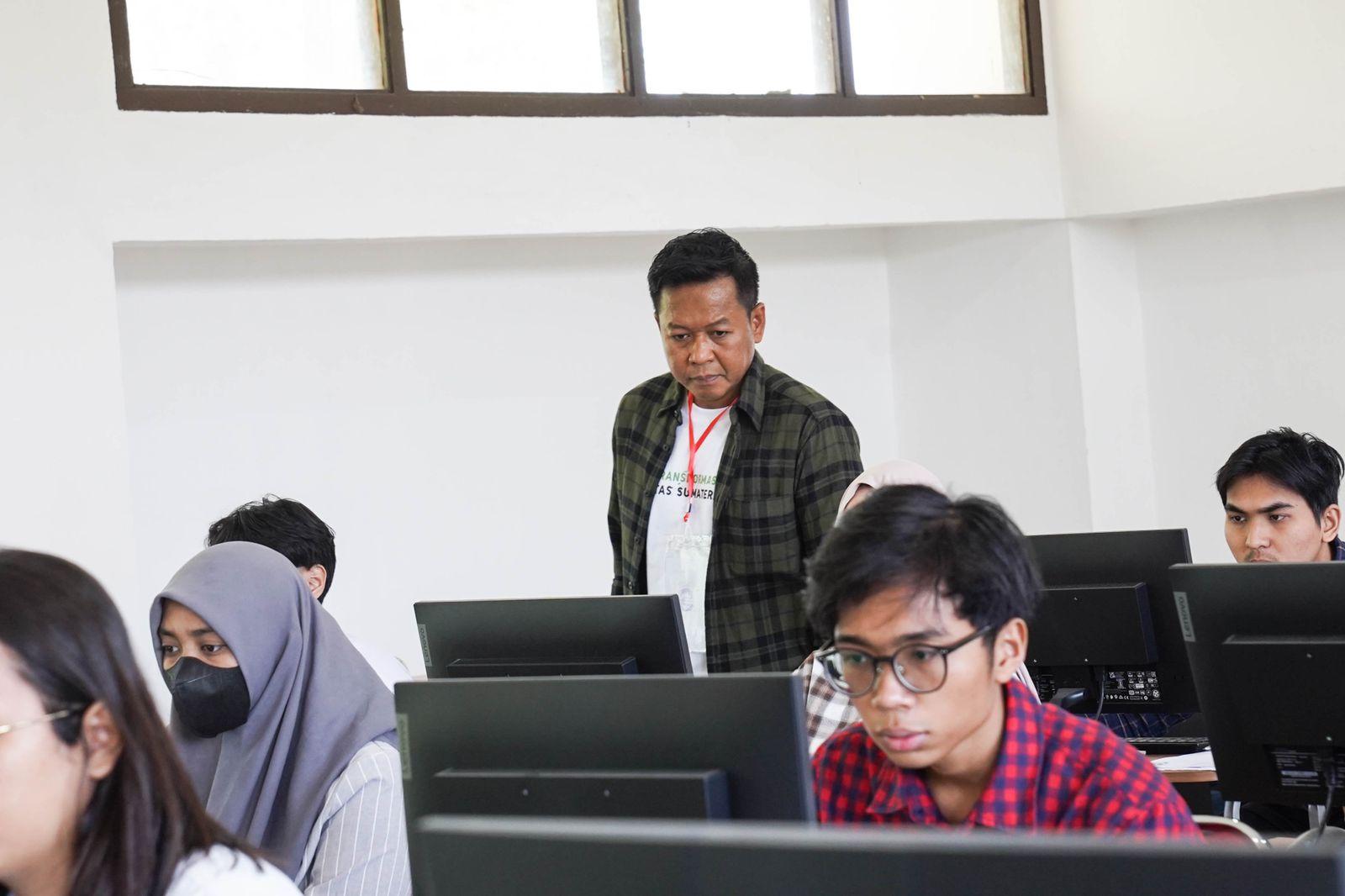 Rektor-USU-Muryanto-Amin-saat-meninjau-langsung-pelaksanaan-Ujian-Mandiri.jpg