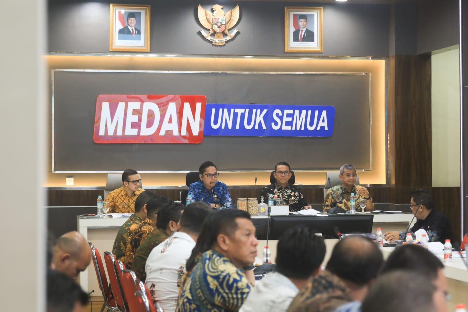 Rico-saat-memimpin-rapat-Evaluasi-Pencapaian.jpg