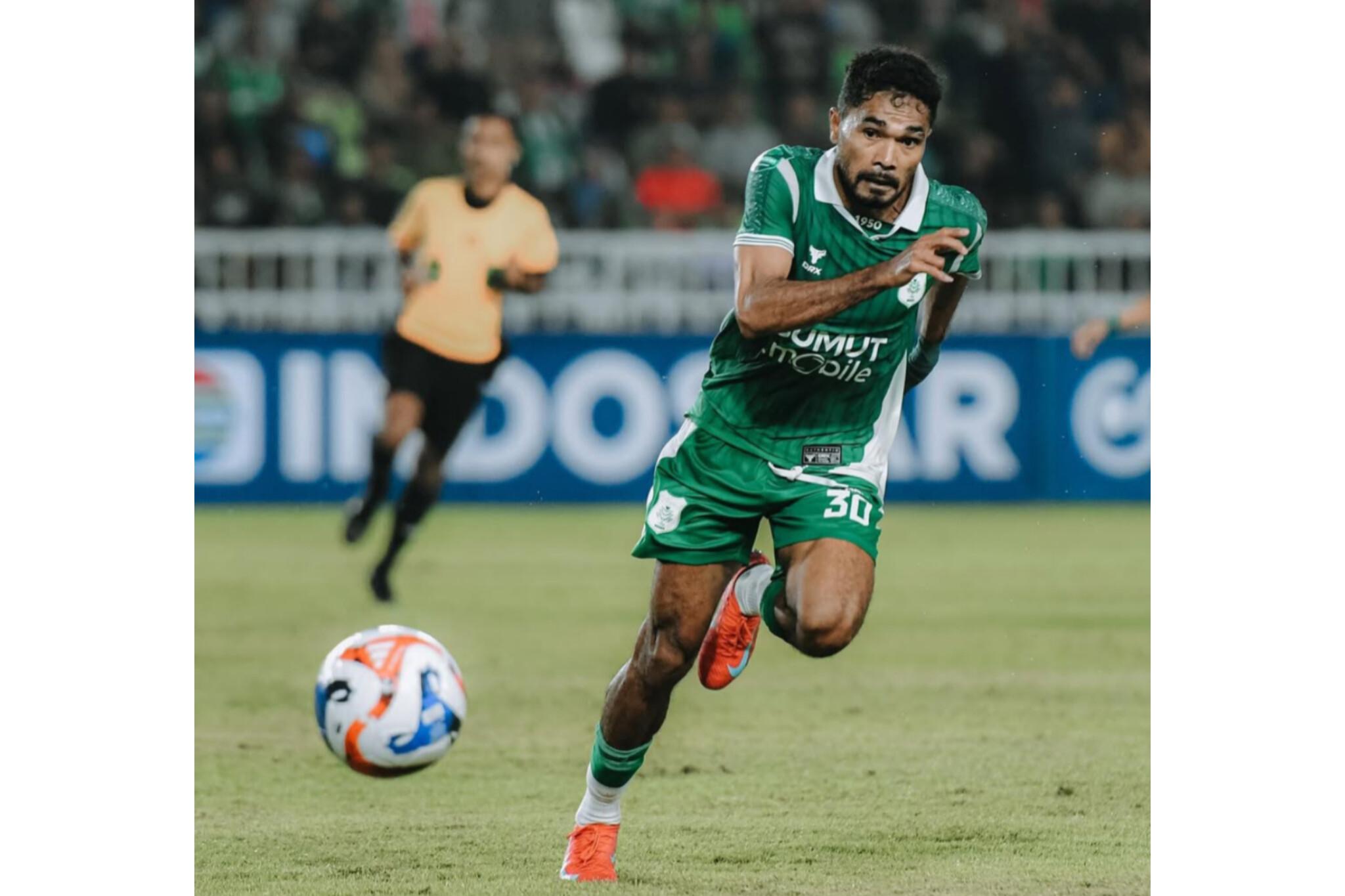Rifal-Lastori-mengejar-bola-ketika-menghadapi-Persekat.jpg