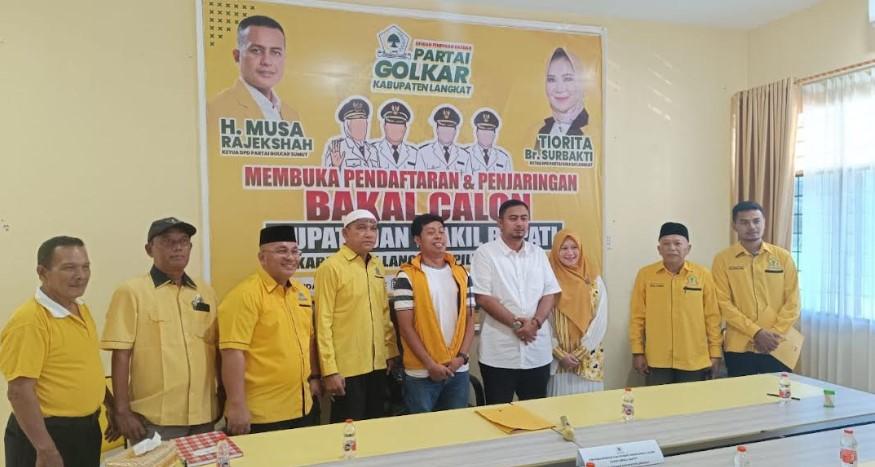 Rizky-Yunanda-Sitepu-kemeja-putih-mendaftar-ke-DPD-Partai-Golkar.jpg