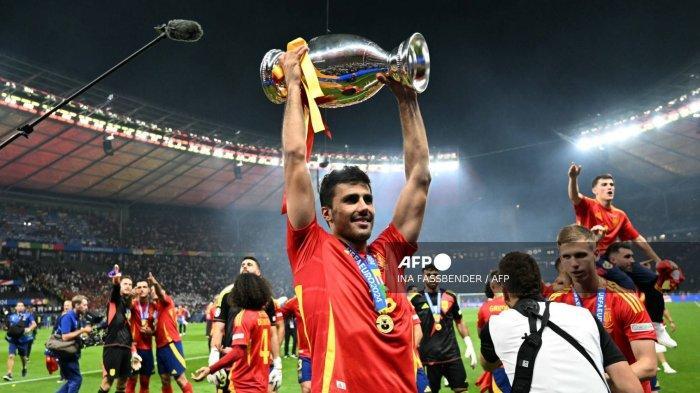 Rodri-bawa-spanyol-juara.jpg