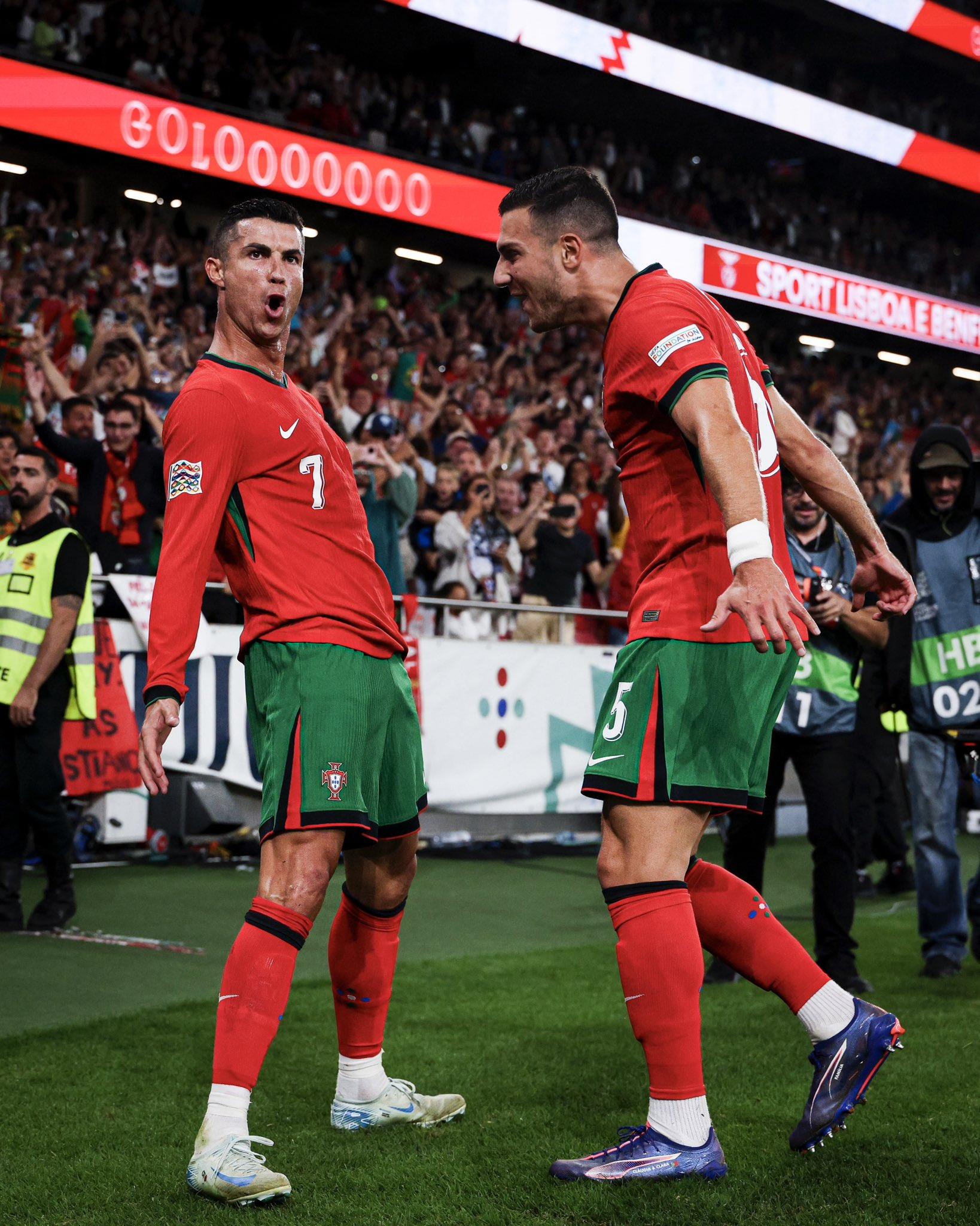 Ronaldo-portugal-dan-dalot.jpg