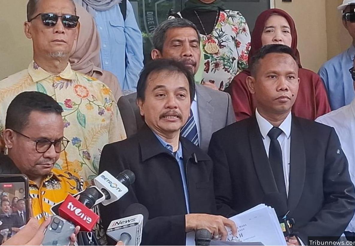 Roy-Suryo-dan-pengacaranya-kasus.jpg