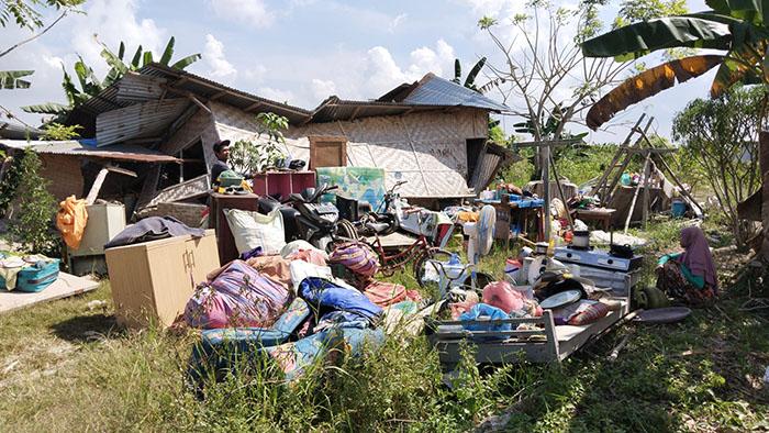 Rumah-Warga-Desa-Sena-Dirobohkan.jpg