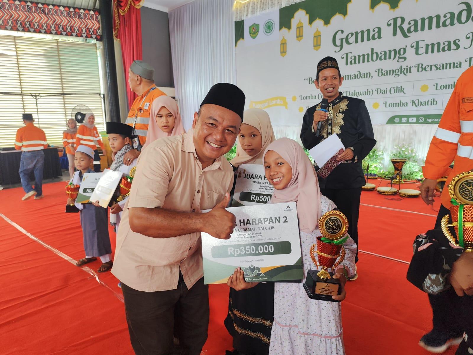 SERAHKAN-HADIAH-Camat-Batangtoru-Mara-Tinggi.jpg