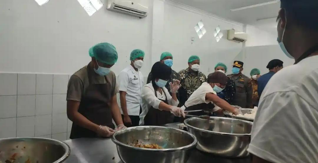 SPPG-DITUTUP-Proses-persiapan-makanan-di-Dapur-SPPG.jpg