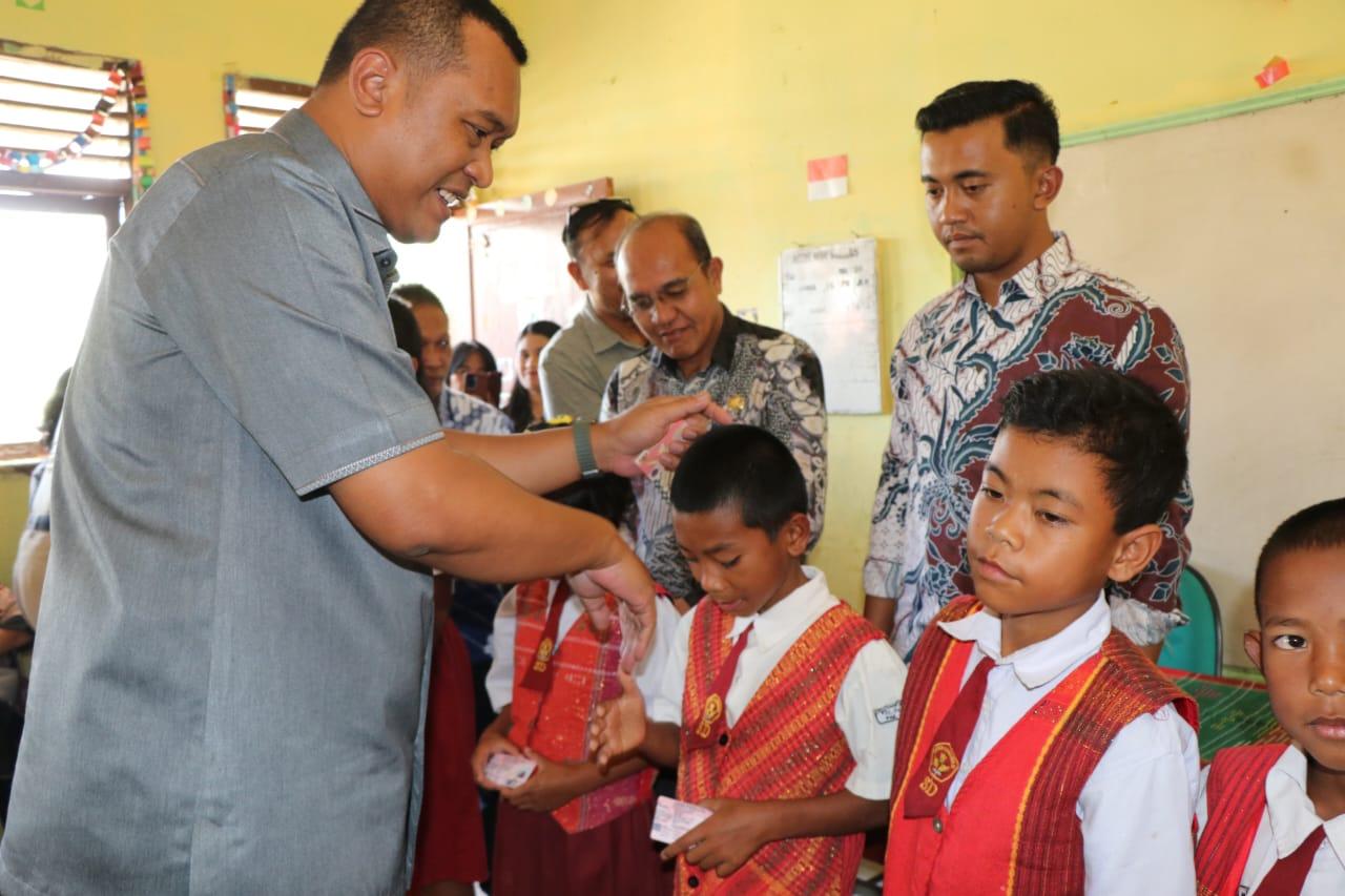 Saat-Berkantor-di-Desa-Bupati-Toba-Kunjungi-SDN-Silamosik-SMP-Rumah-Harapan.jpg
