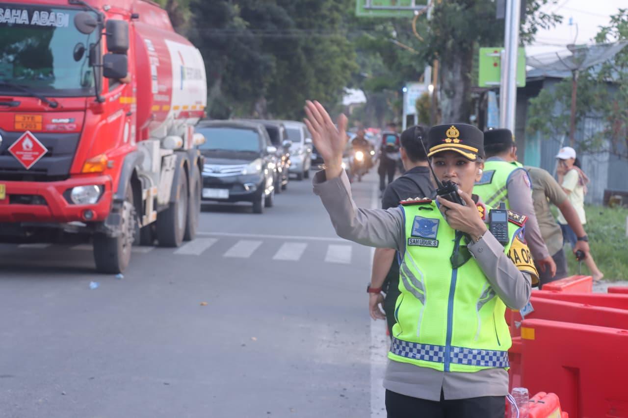 Sah-Udur-TM-Sitinjak-tengah-mengatur-arus-lalu-lintas-lebaran.jpg