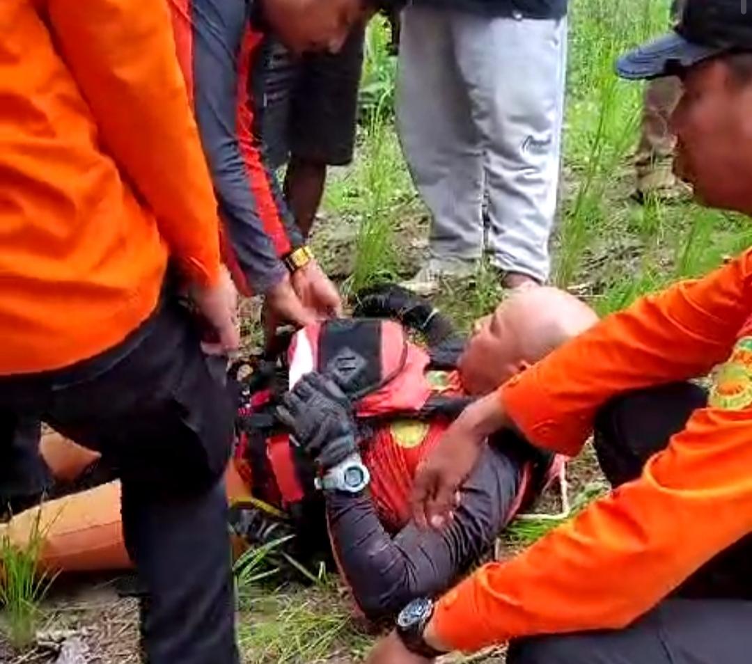 Salah-satu-tim-Basarnas-Medan-yang-sempat-terbawa-arus-Jerry-ditemukan-dalam-kondisi.jpg