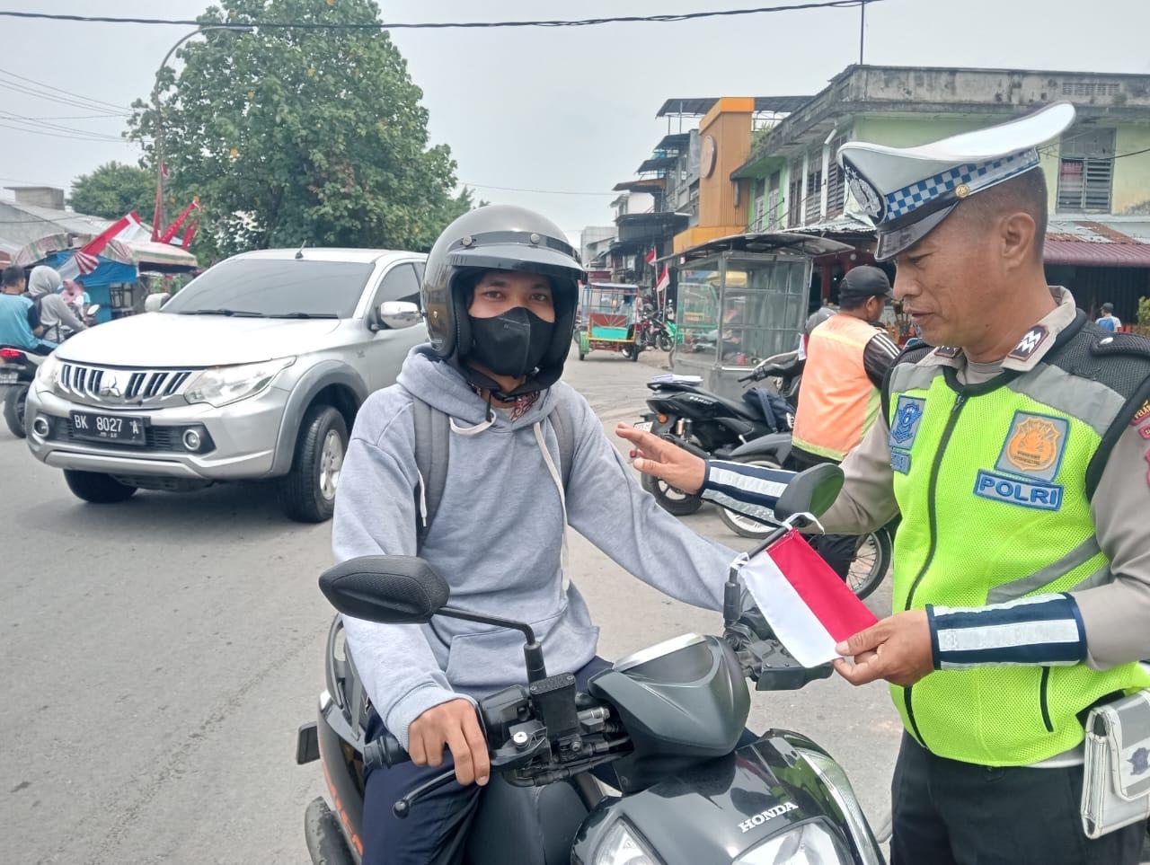 Polres Pelabuhan Belawan Sosialisasi Kamseltibcar Lantas dan Edukasi Pemasangan Bendera Merah Putih