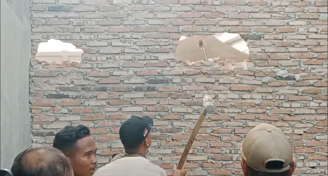 Satpol-PP-Kabupaten-Asahan-bongkar-tembok-sekolah-Yayasan-Pendidikan-Maitreyawira.jpg