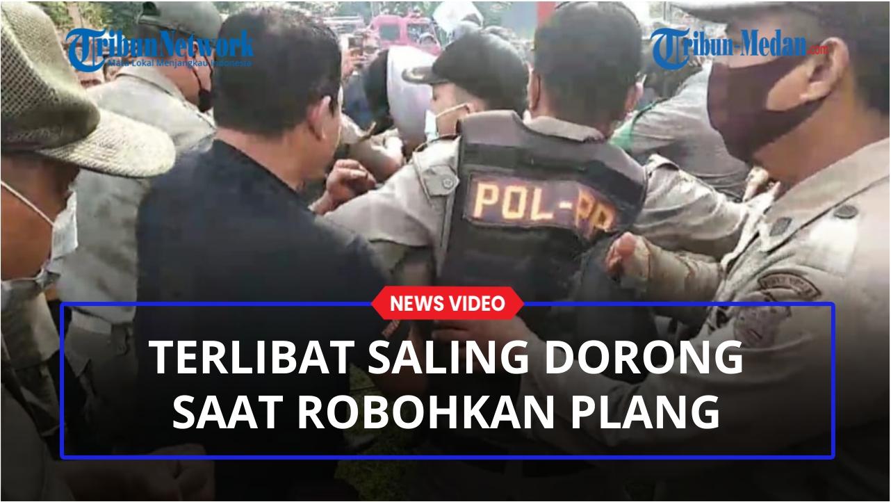 Satpol-PP-bongkar-plang-dan-bangunan-di-Lapangan-Gajah-Mada.jpg