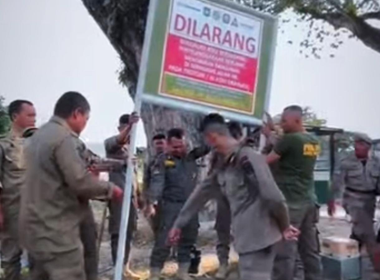 Lapangan Merdeka Dilarang Aktivitas, Satpol Pasang 6 Plang Peringatan, Pedagang Tanya Hak Zona Hijau