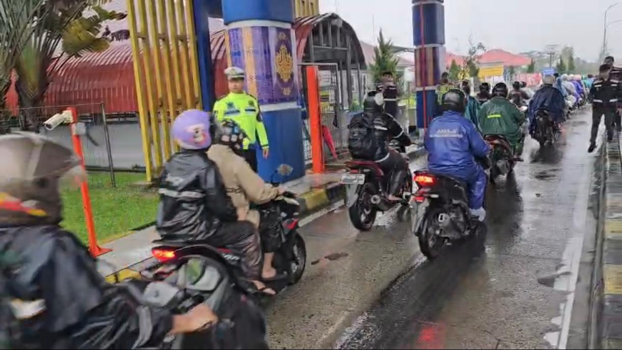 Banjir Lumpuhkan Arteri Binjai-Medan, Polda Sumut Hadir Berikan Solusi lewat Pengawalan di Tol