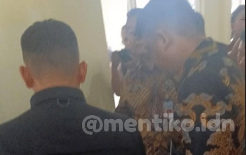 Screenshot-foto-Gubsu-Bobby-saat-menegur-pegawai-BUMD-1.jpg