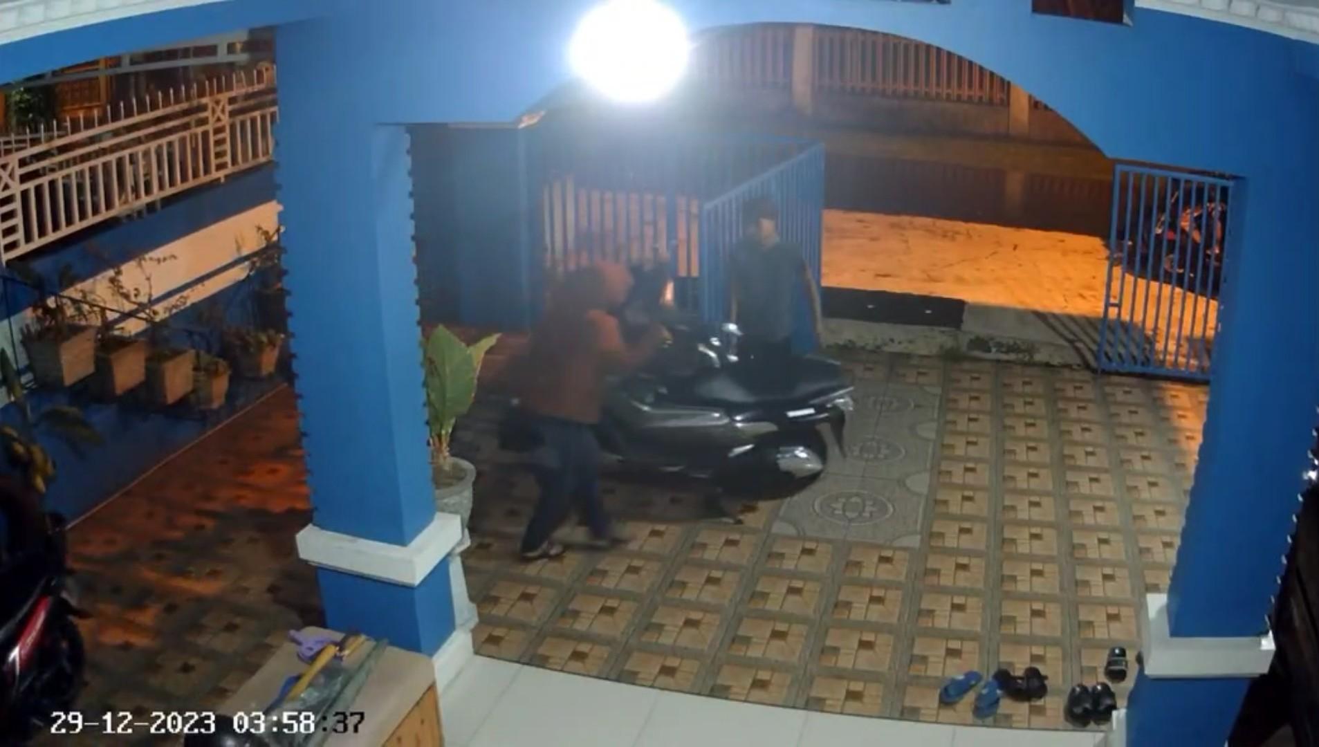 Screenshot-rekaman-CCTV-komplotan-maling-mencuri-sepeda-motor.jpg