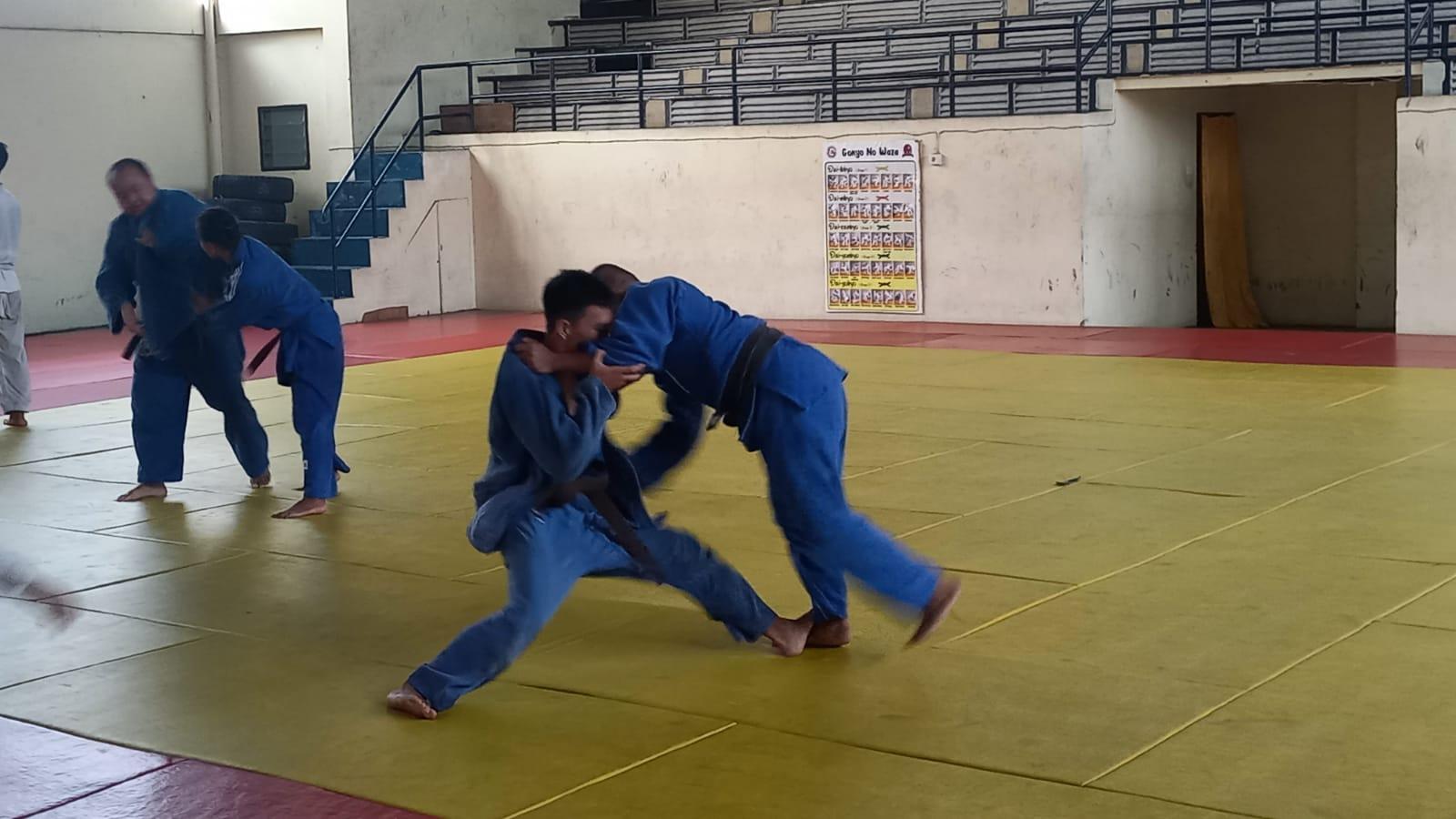 Sejumlah-Atlet-melakukan-latihan-di-PadepokanJudoSumut.jpg