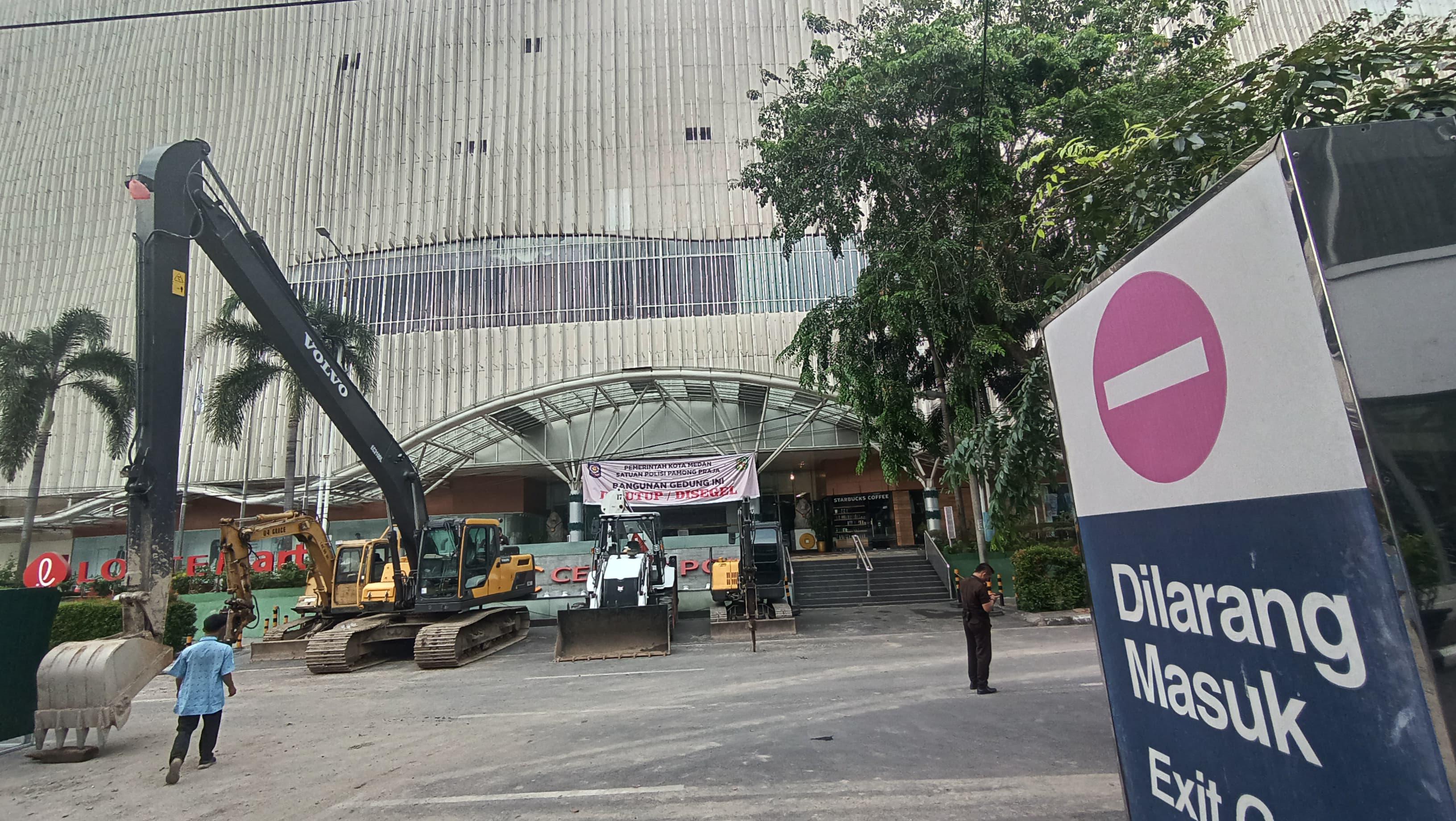 Sejumlah-alat-berat-parkir-di-depan-Mal-Centre-Point-Jalan-Jawa-Medan.jpg