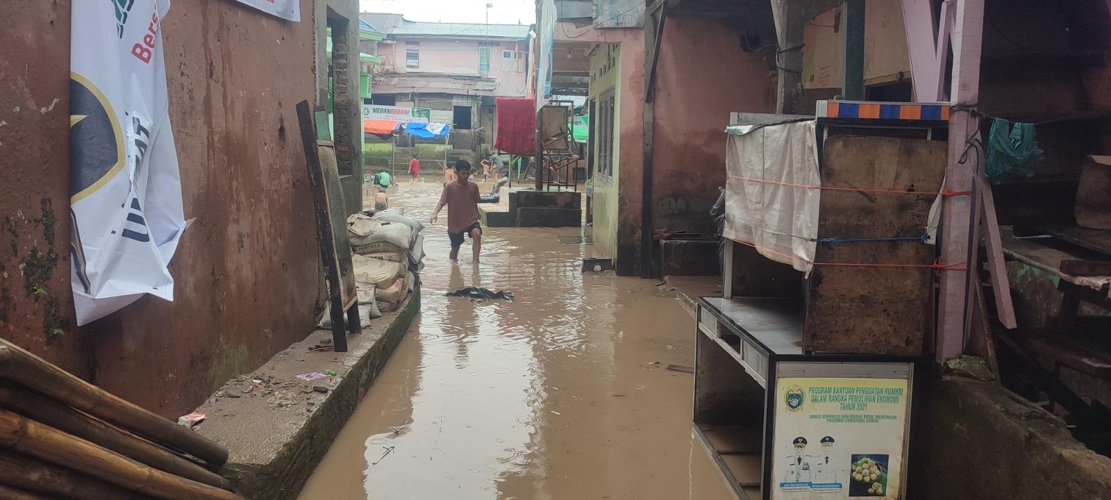 Sejumlah-anak-anak-bermain-banjir-di-Kampung-Aur-Kecamatan-Medan.jpg