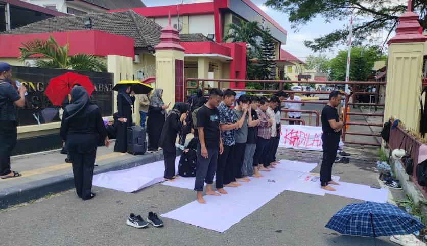 Guru Honorer di Langkat Korban Dugaan Kecurangan Rekrutmen PPPK Salat Zuhur Berjamaah di Polda Sumut