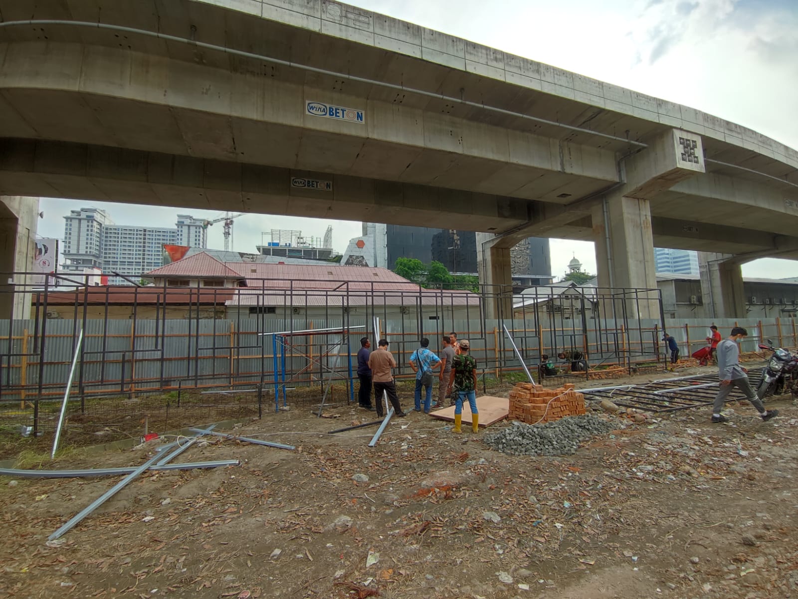 Sejumlah-pekerja-bangunan-yang-sedang-bekerja-di-tempat-Relokasi-Pedagang-Buku-Bekas-nantinya.jpg