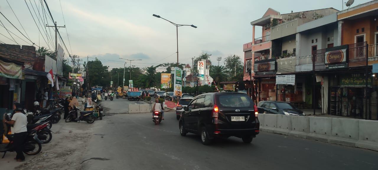 Sejumlah-pengendara-melintasi-jalan-Dr-Mansyur-Senin-1282024.jpg