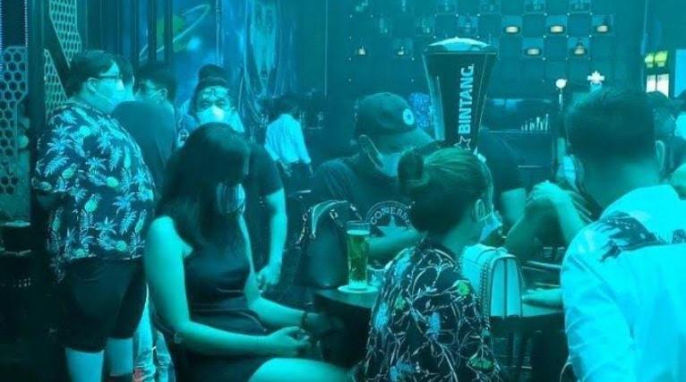 Sejumlah-pengunjung-hiburan-malam-saat-dirazia-petugas-gabungan-TNIPolri.jpg
