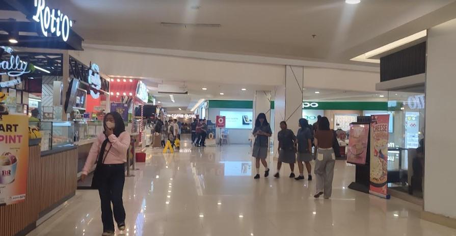 Sejumlah-pengunjung-yang-masih-mendatangi-Mal-Centre-Point-Minggu-2172024_.jpg