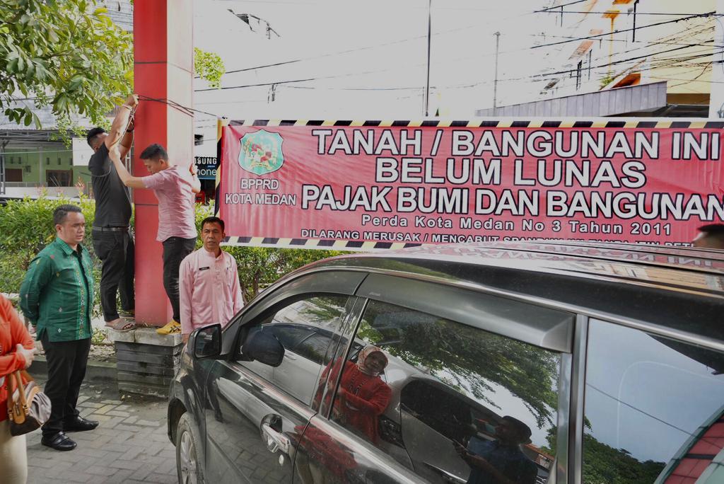 Sejumlah-petugas-Bapenda-Medan-pasang-poster-belum.jpg