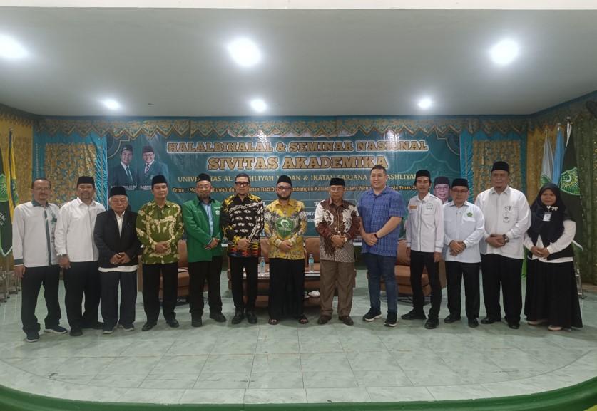 Sejumlah-pimpinan-dan-narasumber-berfoto-bersama-usai-kegiatan-Halalbihalal.jpg