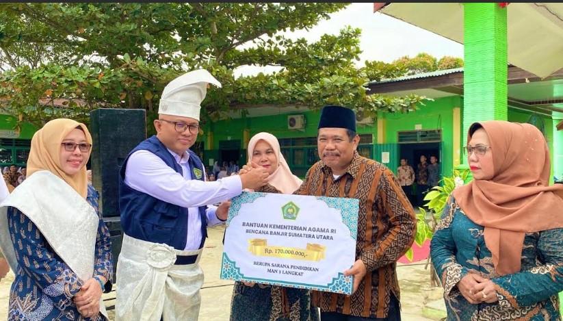 Sekretaris-Ditjen-Pendidikan-Islam-Kementerian-Agama-RI-menyerahkan-bantuan_1.jpg
