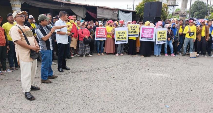 Sekretaris-SBMI-Sumut-Suhib-Nurido-ketika-mendampingi-ratusan-karyawan.jpg