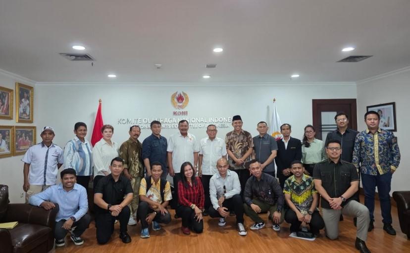 Sekum-MI-Sumut-Zulkifli-Lubis-empat-kanan-berdiri-bersama-sejumlah-Pengprov-MI-berbaga-1.jpg