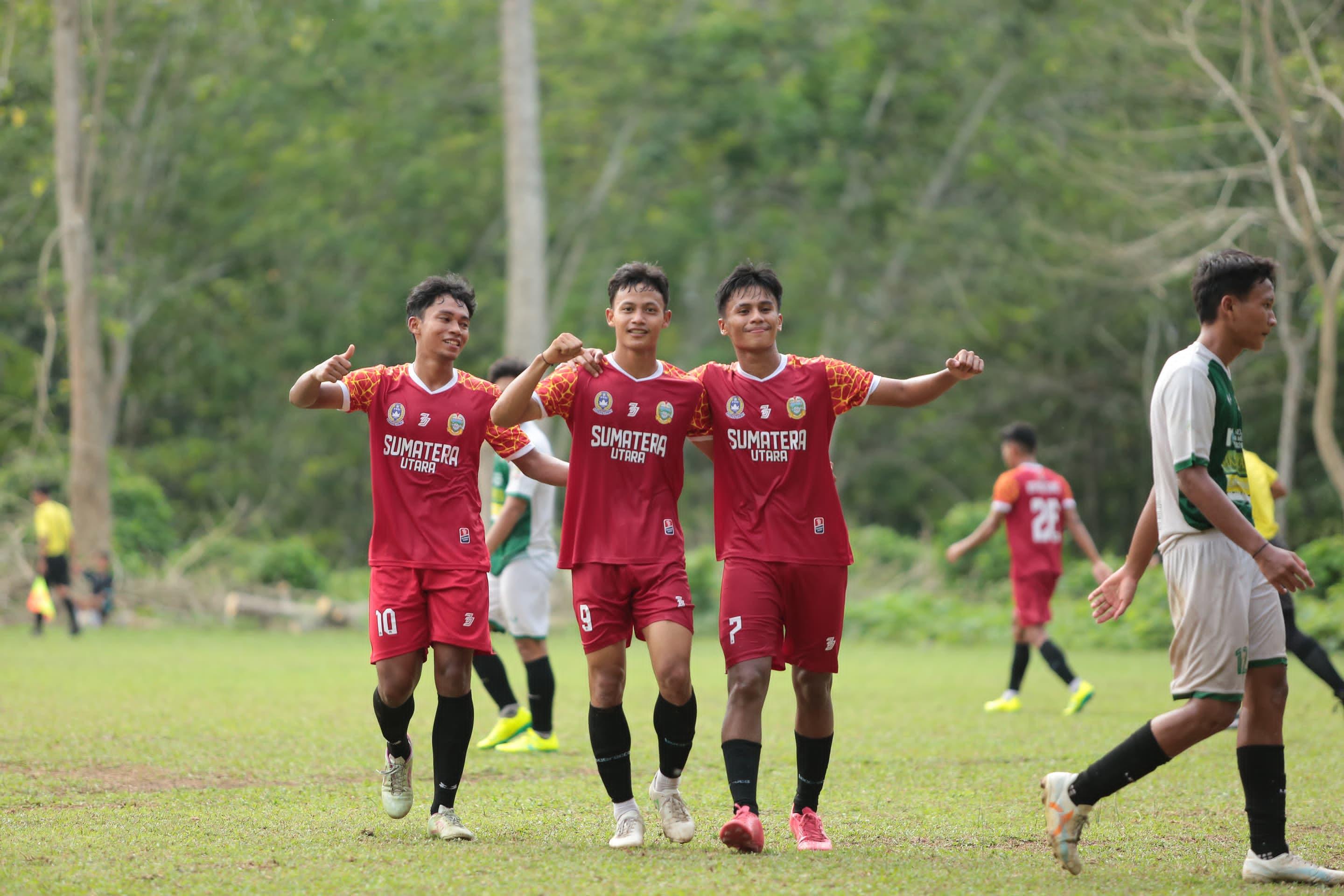 Selebrasi-pemain-sepakbola-PON-Sumut-Aditya-tengah-Adib-kanan.jpg