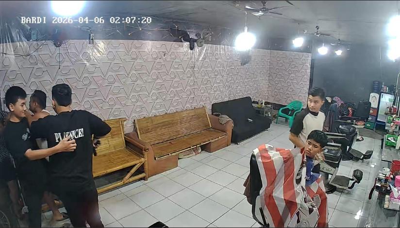 Seorang-oknum-polisi-mengeluarkan-senjata-api-jenis-pistol-ke-tukang-pangkas.jpg