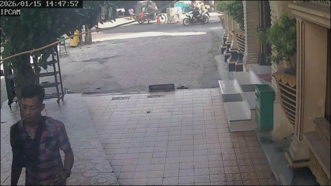 Seorang-pria-terpantau-CCTV-saat-menyatroni-situasi-masjid.jpg
