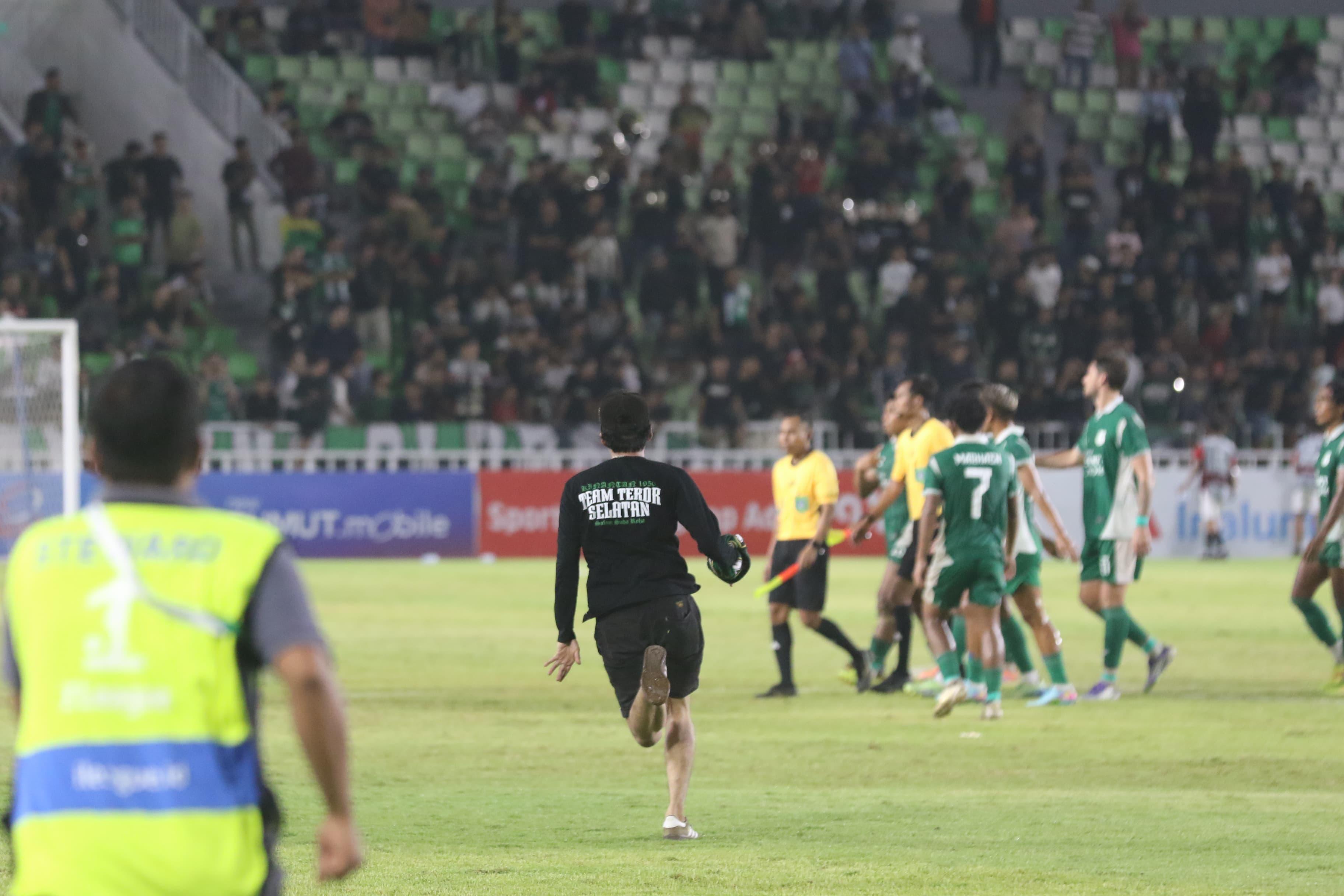 Seorang-suporter-berlari-kedalam-lapangan-seusai-pertandingan-PSMS.jpg