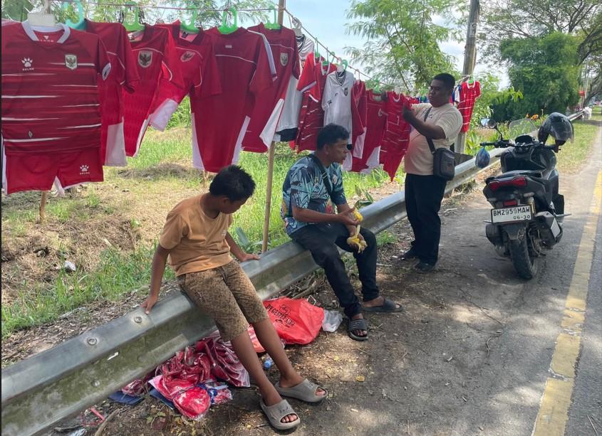 Jelang Laga Piala AFF, Pedagang Merchandise Timnas Indonesia Mulai Ramai di Stadion Utama Sumut