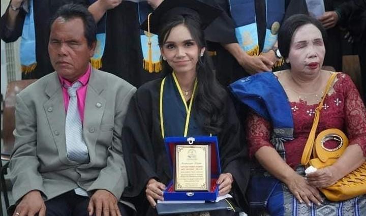 Septiana-H-Pasaribu-didampingi-kedua-orangtuanya-saat-mengikuti-prosesi-wisuda_.jpg