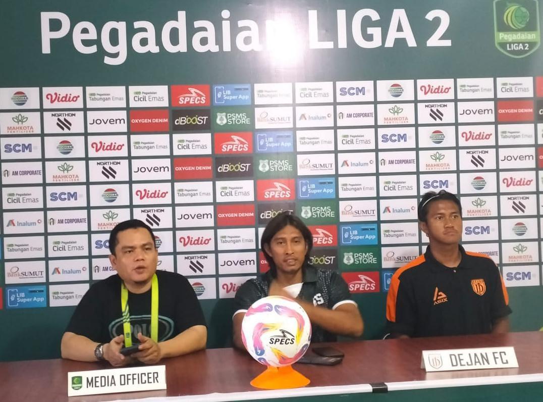 Sesi-konferensi-pers-Pelatih-Dejan-FC-Budi-Sudarsono-tengah.jpg
