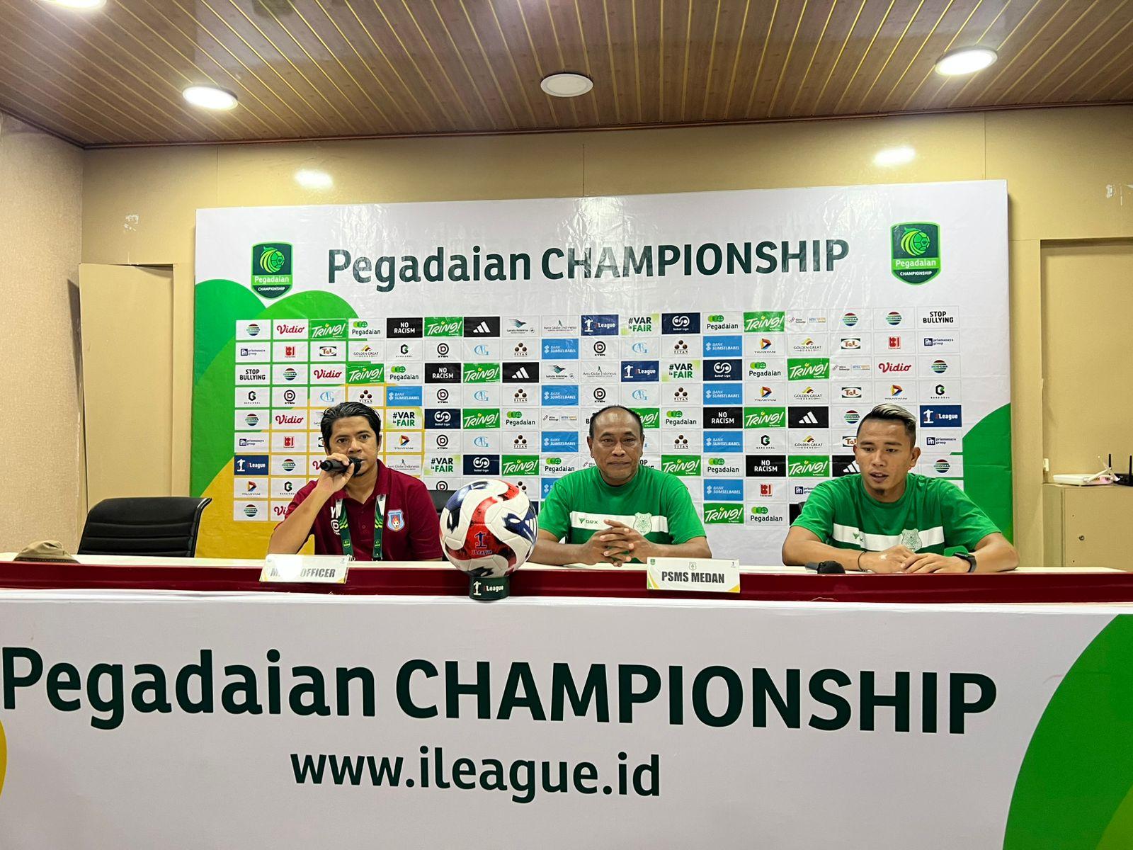 Sesi-konfrensi-pers-usai-laga-Pelatih-PSMS-Medan-Kas-Hartadi-tengah.jpg