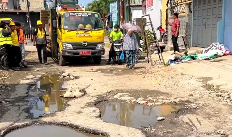 Bertahun-tahun Rusak, Jalan Tirtosari Medan Tembung Mulai Diperbaiki - Tribun-medan.com