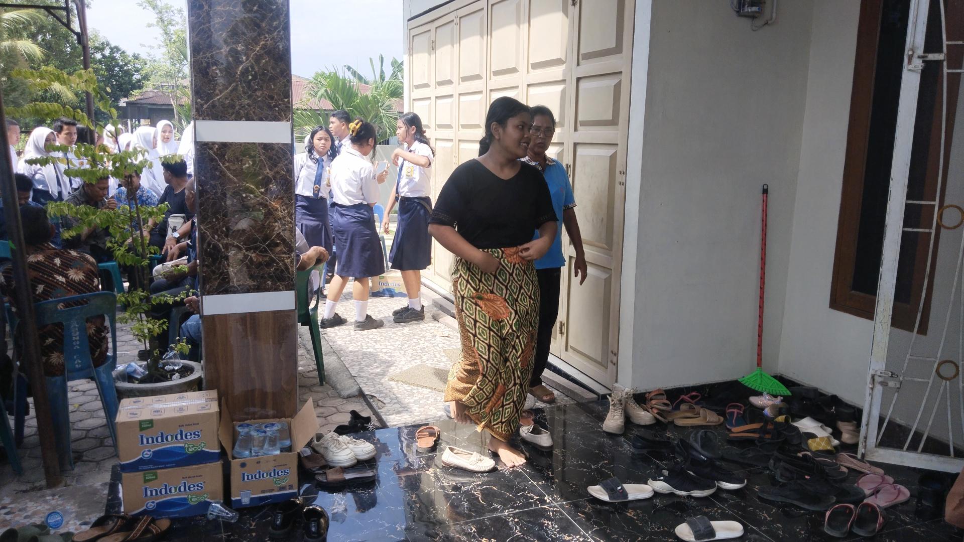 Setia Manulang Terhibur, Teman-Teman Sekolahnya Datang ke Rumahnya Lihat Ayah dan 5 Saudaranya