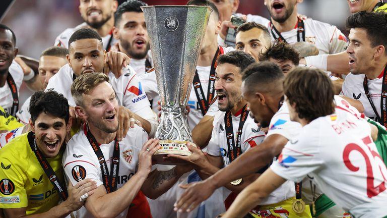 Sevilla-merebut-trofi-juara-Liga-Eropa-musim-ini.jpg