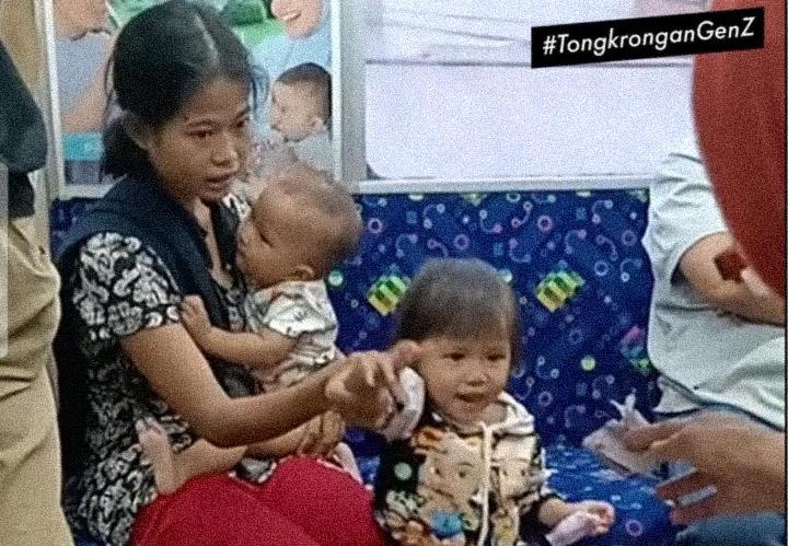 Viral Ibu Muda Disebut-sebut Masih SMP Naik Kereta Gendong Dua Anaknya, Ternyata Ditinggal Suaminya
