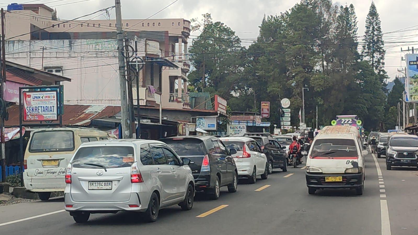 Situasi-arus-lalulintas-di-jalur-masuk-kawasan-wisata-Berastagi-Kabupaten-Karo.jpg