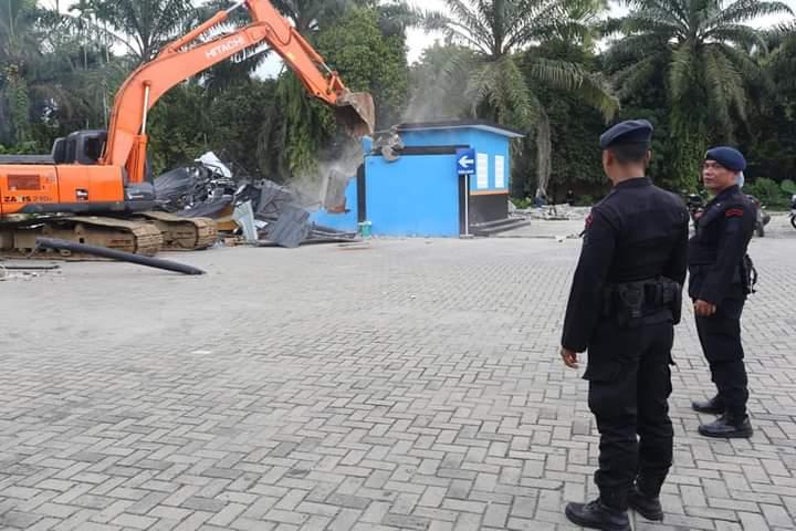 Bersama Pasukan Gabungan, Polda Sumut Ratakan Bangunan Key Garden Sarang Peredaran Narkoba